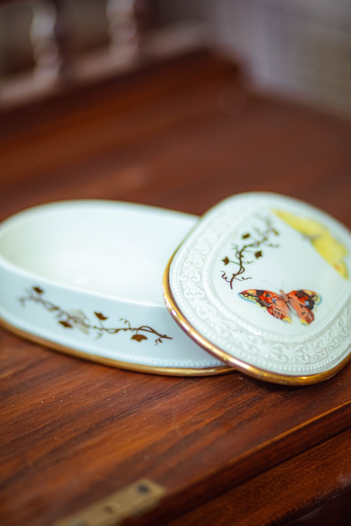 Porcelain box signed PA