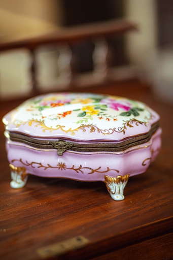 [PROD_0001678] Porcelain box signed PA